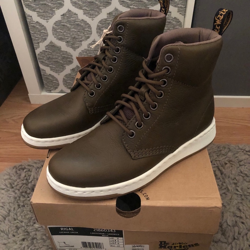 Dr. Martens - MEN’S US SIZE 5/WOMEN’S US SIZE 6